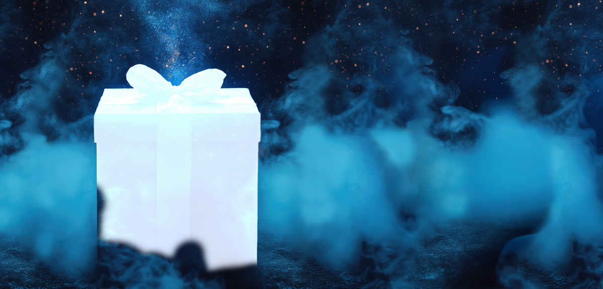 Ein geheimnisvolles blaues Geschenkpaket mit blauer Schleife, umgeben von magischem Glitzer und viel Nebel, wartet im mystischen Halbdunkel darauf, ausgepackt zu werden.