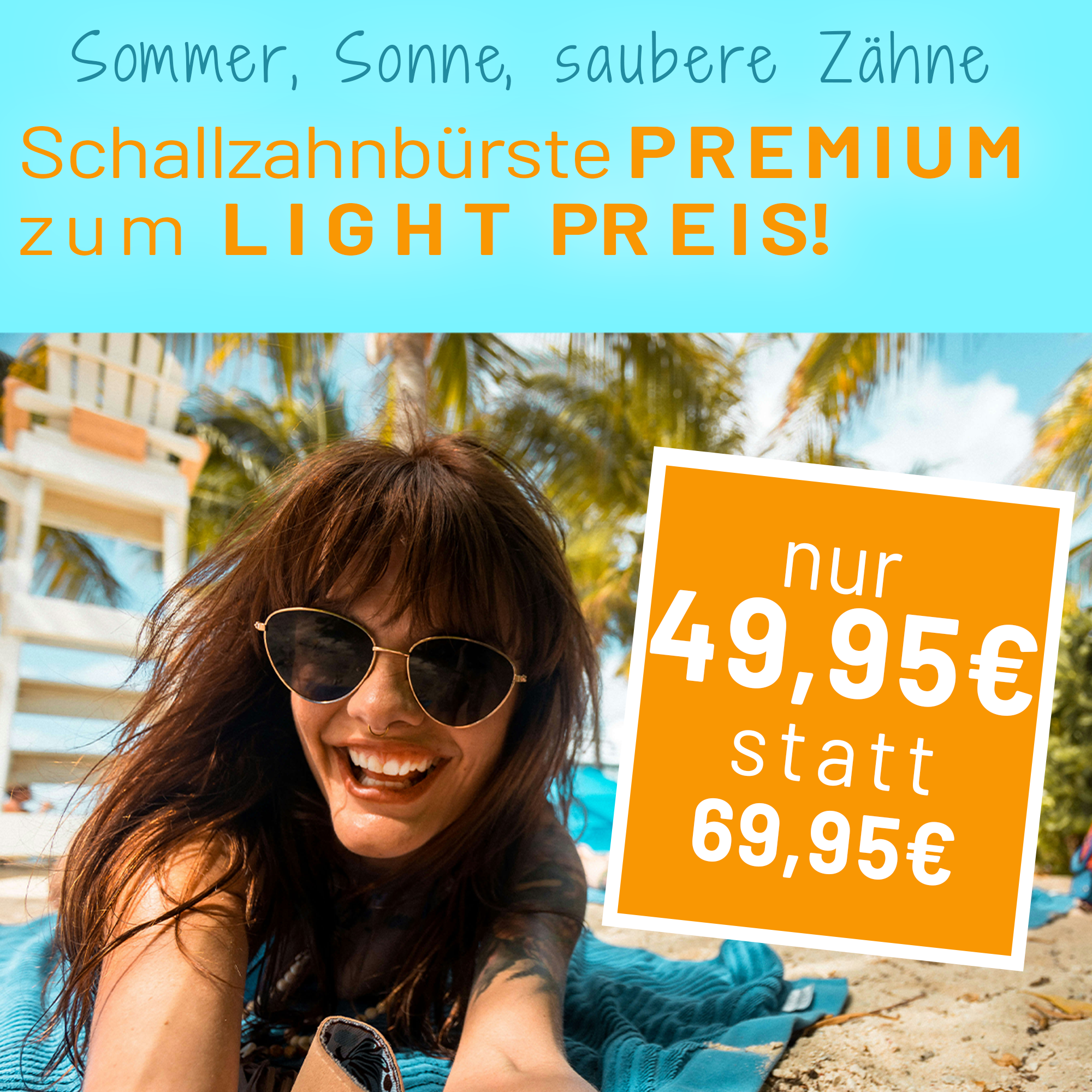 Symbolbild für die SSV Aktion von bluedenta: Kaufe die sträight Schallzahnbürste Premium zum Light Preis von 49,95€. Eine junge Frau bäuchlings auf einem Strandtuch im Sand und lacht in die Kamera. Sie trägt eine Piloten-Sonnenbrille. Im Hintergrund sind Palmen und blaues Meer zu sehen.