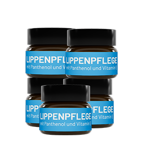 Fünf Glastiegel bluedenta cäre Lippenpflege auf transparentem Hintergrund.