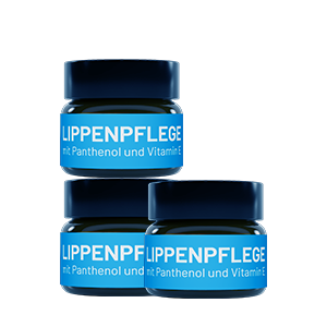 Drei Glastiegel bluedenta cäre Lippenpflege auf transparentem Hintergrund.