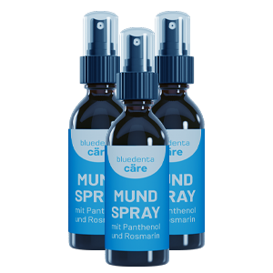 Drei Sprühflaschen bluedenta cäre Mundspray auf transparentem Hintergrund.