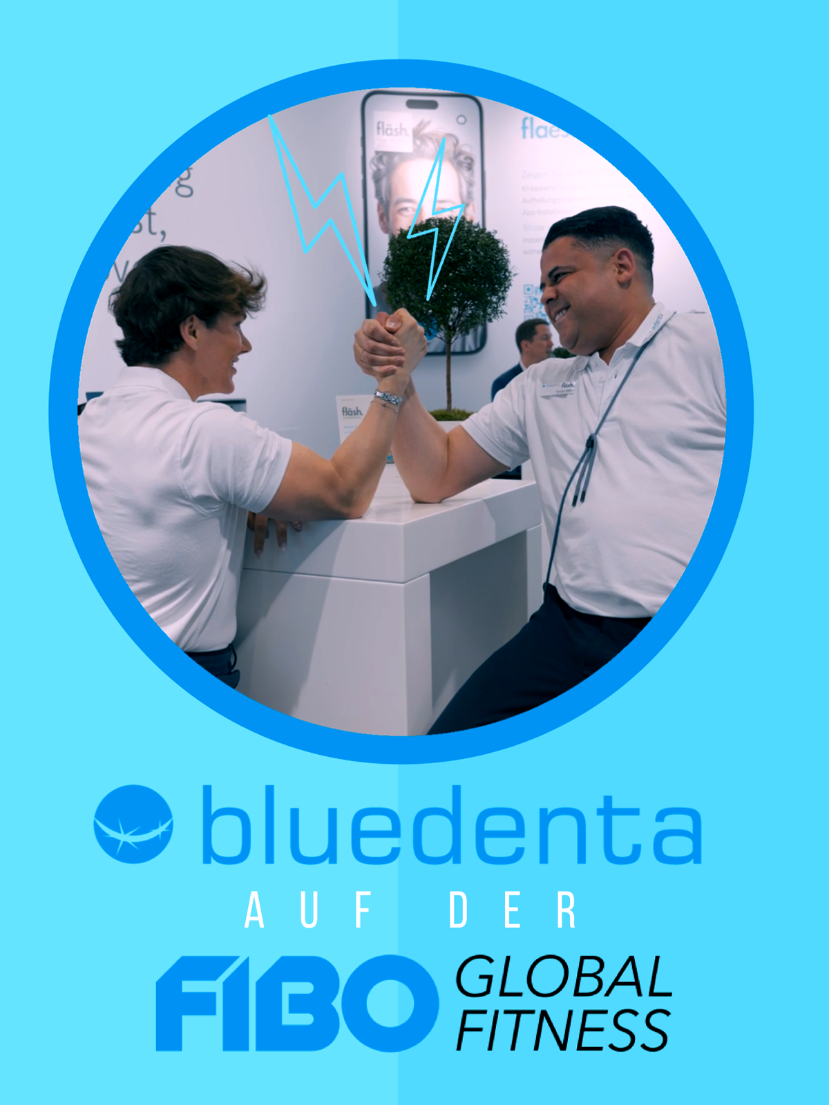 Das Bild ist ein Hinweis darauf, dass bluedenta auf der FIBO 2025 vertreten ist. Zwei junge Männer in weissen bluedenta-Poloshirts messen sich an einem Messetresen spielerisch beim Armdrücken. Das Bild ist von einer cyanblauen Farbfläche umfasst, auf der die beiden Logos "bluedenta" und "FIBO Global Fitness" stehen.