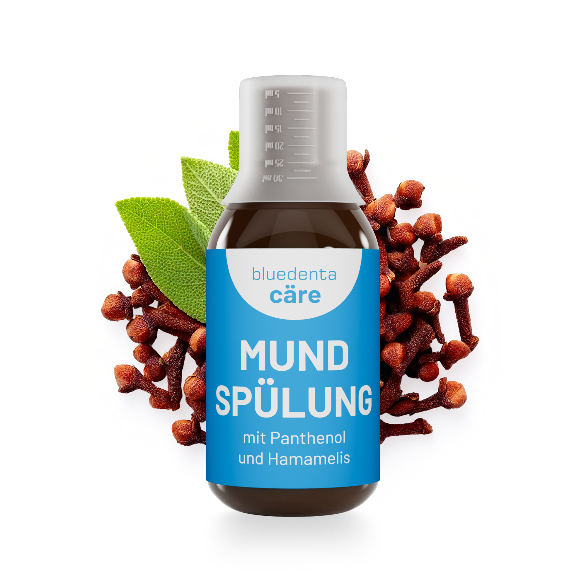 Auf weissem Hintergrund steht eine dunkle Glasflasche bluedenta cäre Mundspülung, dahinter grüne Minzblätter und braunrote Gewürznelken als Symbol für die enthaltenen Heilkräuter.