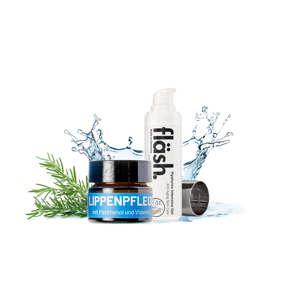 fläsh’n cäre fäce Bundle mit einem Spender fläsh Hyaluron-Gel und einem Tiegel bluedenta cäre Lippenpflege, vor Wasserspritzern und neben Rosmarin.