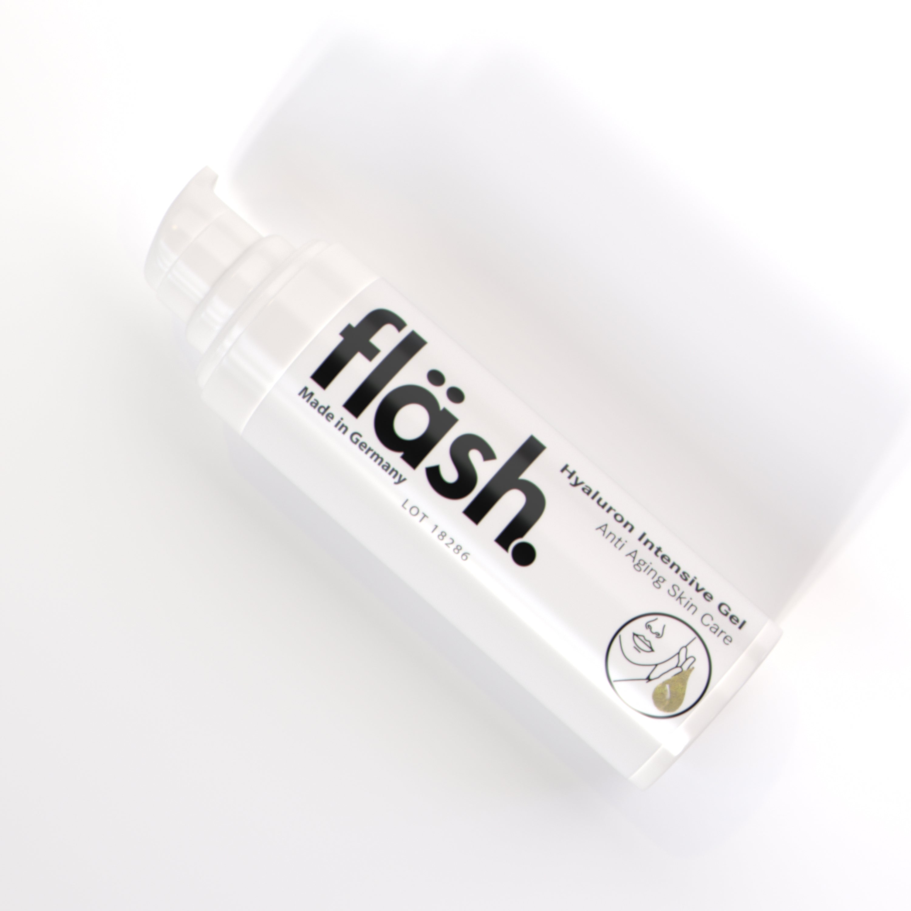 Ein Spender fläsh Hyaluron Gel liegt auf weißem Hintergrund. Auf dem Spender steht prägnant as schwarze fläsh-Logo und die Beschreibung "Hyaluron Intensive Gel, Anti Aging Skin Care".