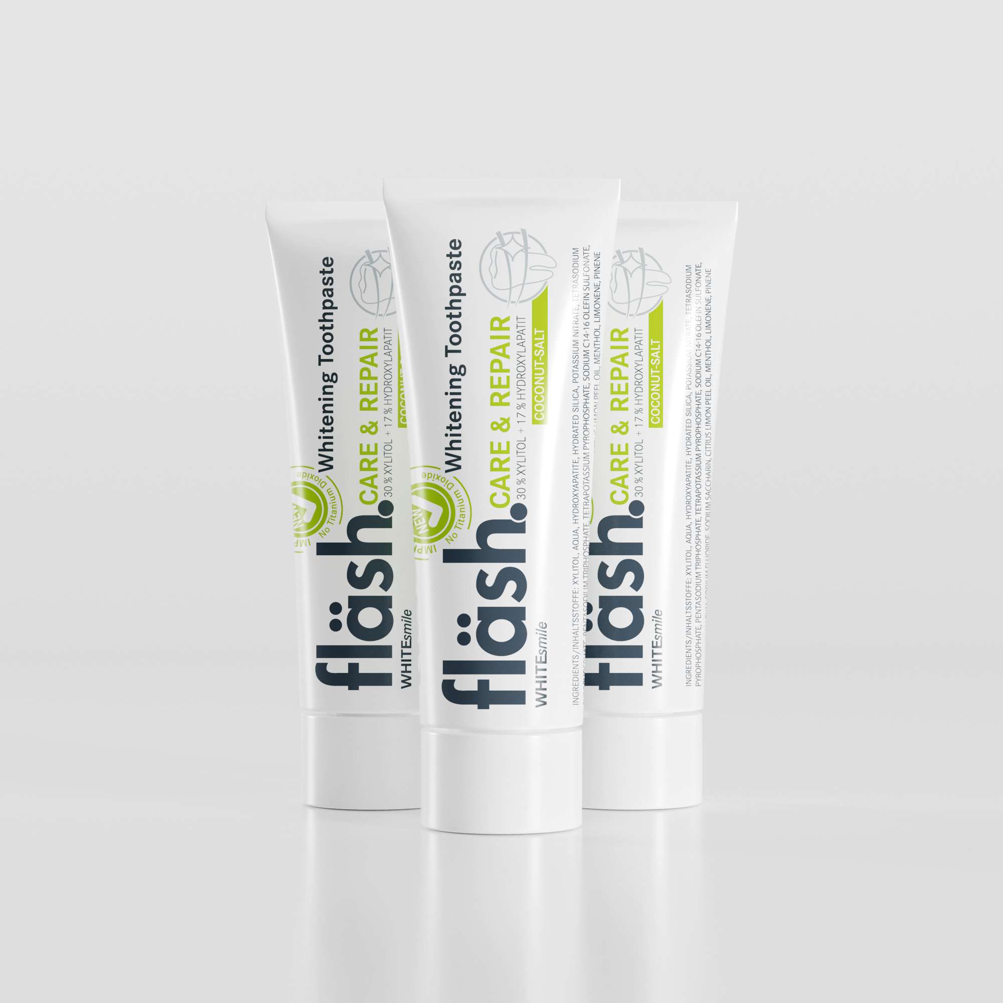 Drei Tuben fläsh Zahnpasta auf hellgrauem Hintergrund. Auf den Tuben steht neben dem schwarzen Fläsh Logo in Hellgrün die Beschreibung: "fläsh care and Repair Whitening Toothpaste" und die Sorte "Kokos-Salz".