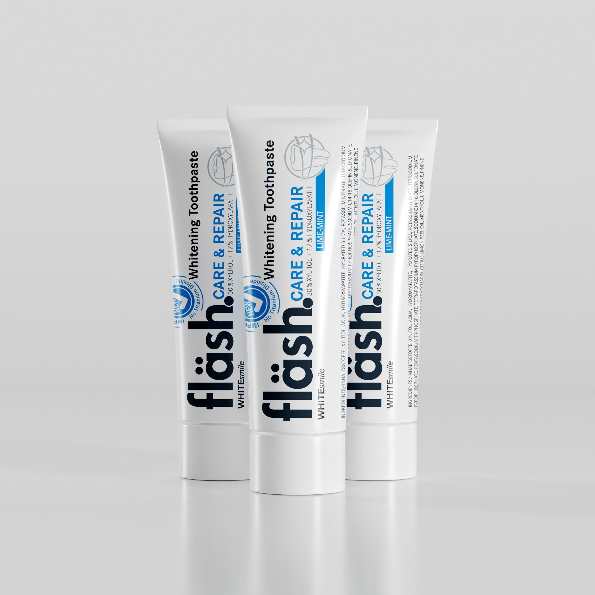 Drei Tuben fläsh Zahnpasta auf hellgrauem Hintergrund. Auf den Tuben steht neben dem schwarzen Fläsh Logo in Blau die Beschreibung: "fläsh care and Repair Whitening Toothpaste" und die Sorte "Limette-Minze".
