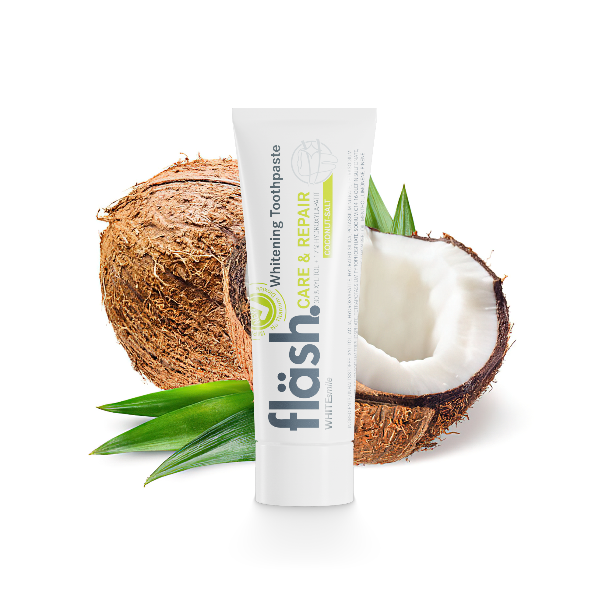 Eine Tube fläsh Zahnpasta steht vor einer aufgeschnittenen Kokosnuss auf weissem Hintergrund. Auf der Tube steht neben dem schwarzen Fläsh Logo in Hellgrün die Beschreibung: "fläsh care and Repair Whitening Toothpaste" und die Sorte "Kokos-Salz".
