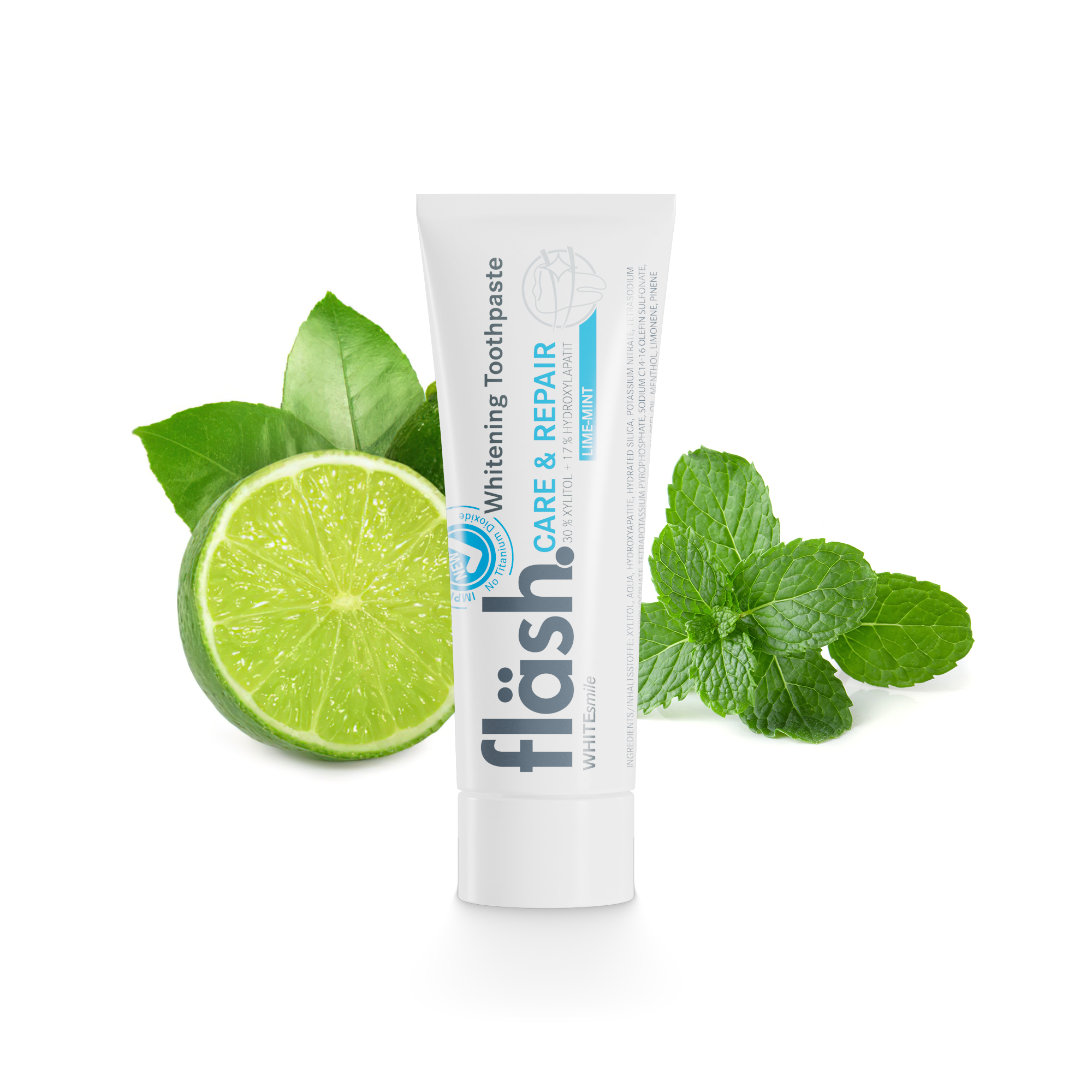 Eine Tube fläsh Zahnpasta steht vor einer aufgeschnittenen Limette und grünen Minzblättern auf weissem Hintergrund. Auf der Tube steht neben dem schwarzen Fläsh Logo in Blau die Beschreibung: "fläsh care and Repair Whitening Toothpaste" und die Sorte "Limette-Minze".