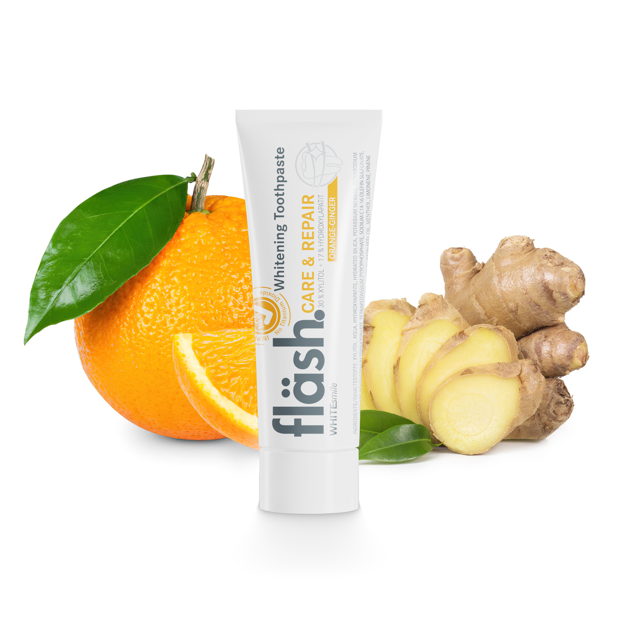 Eine Tube fläsh Zahnpasta steht vor einer Orange und aufgeschnittener Ingwerwurzel auf weissem Hintergrund. Auf der Tube steht neben dem schwarzen Fläsh Logo in Orange die Beschreibung: "fläsh care and Repair Whitening Toothpaste" und die Sorte "Orange-Ingwer".