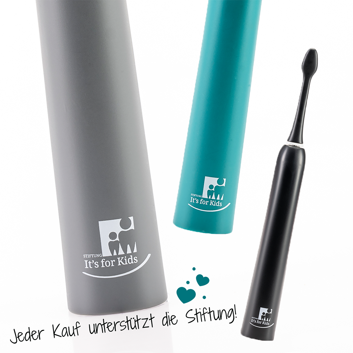 Auf weissem Hintergrund tanzen die drei Modelle der sträight Schallzahnbürste in Grau, Grün und Schwarz. Es wird die Rückansicht der drei Zahnbürstengriffe gezeigt, wo das Logo der Stiftung "It´s for Kids" angebracht ist. Mit jeder verkauften sträight Schallzahnbürste werden fünf Euro an diese Stiftung gespendet. "It´s for Kids" unterstützt Kinderhilfsprojekte in Deutschland.