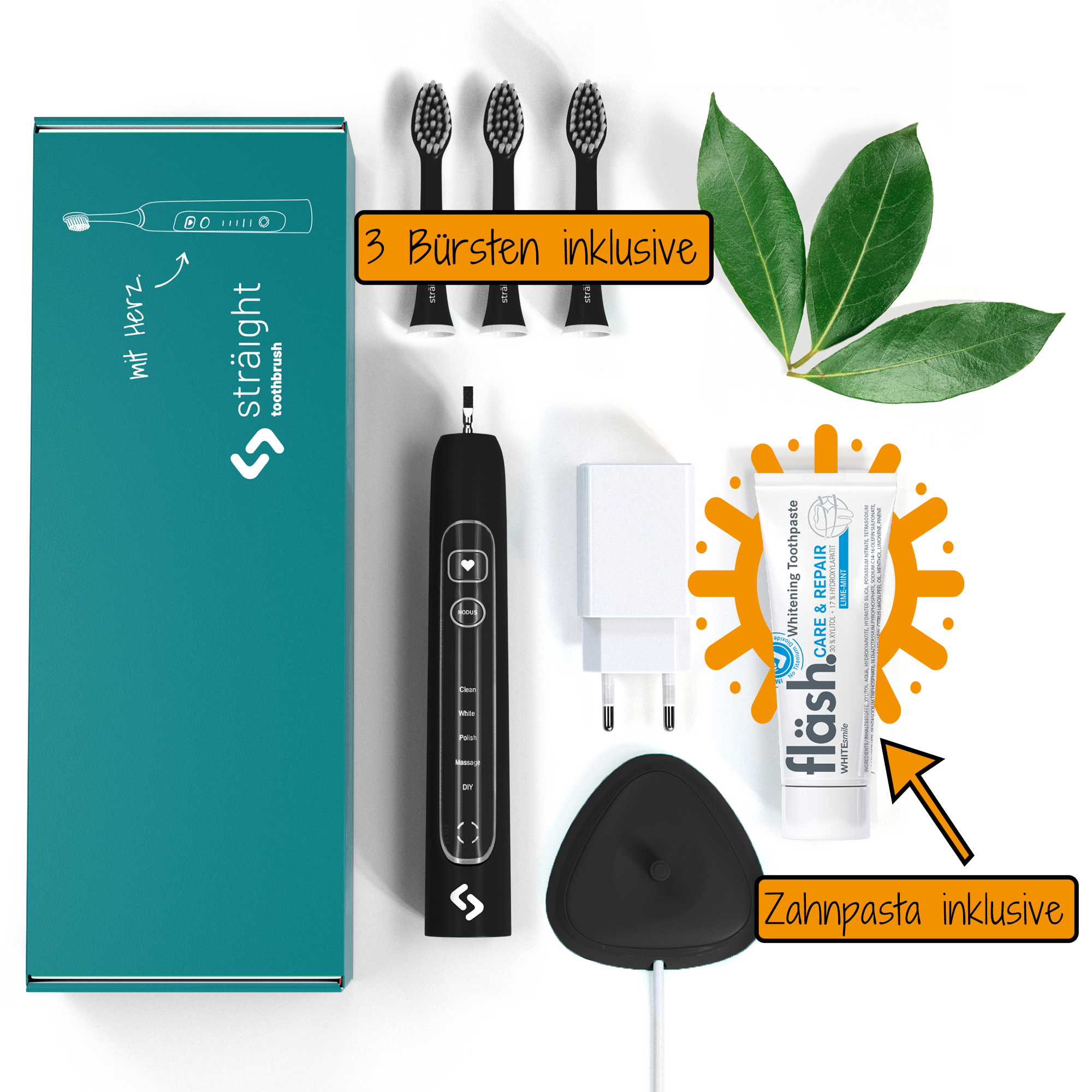 Auf weissem Hintergrund liegen alle im Lieferumfang enthaltenen Elemente der sträight Schallzahnbürste, Modell "schwarz": der grüne Produktkarton, 3 Bürstenköpfe, der Zahnbürstengriff, die Ladestation mit Stecker sowie eine Tube fläsh Zahnpasta. Die Zahnpasta ist mit orangem Button "Zahnpasta inklusive" und Pfeil optisch hervorgehoben.