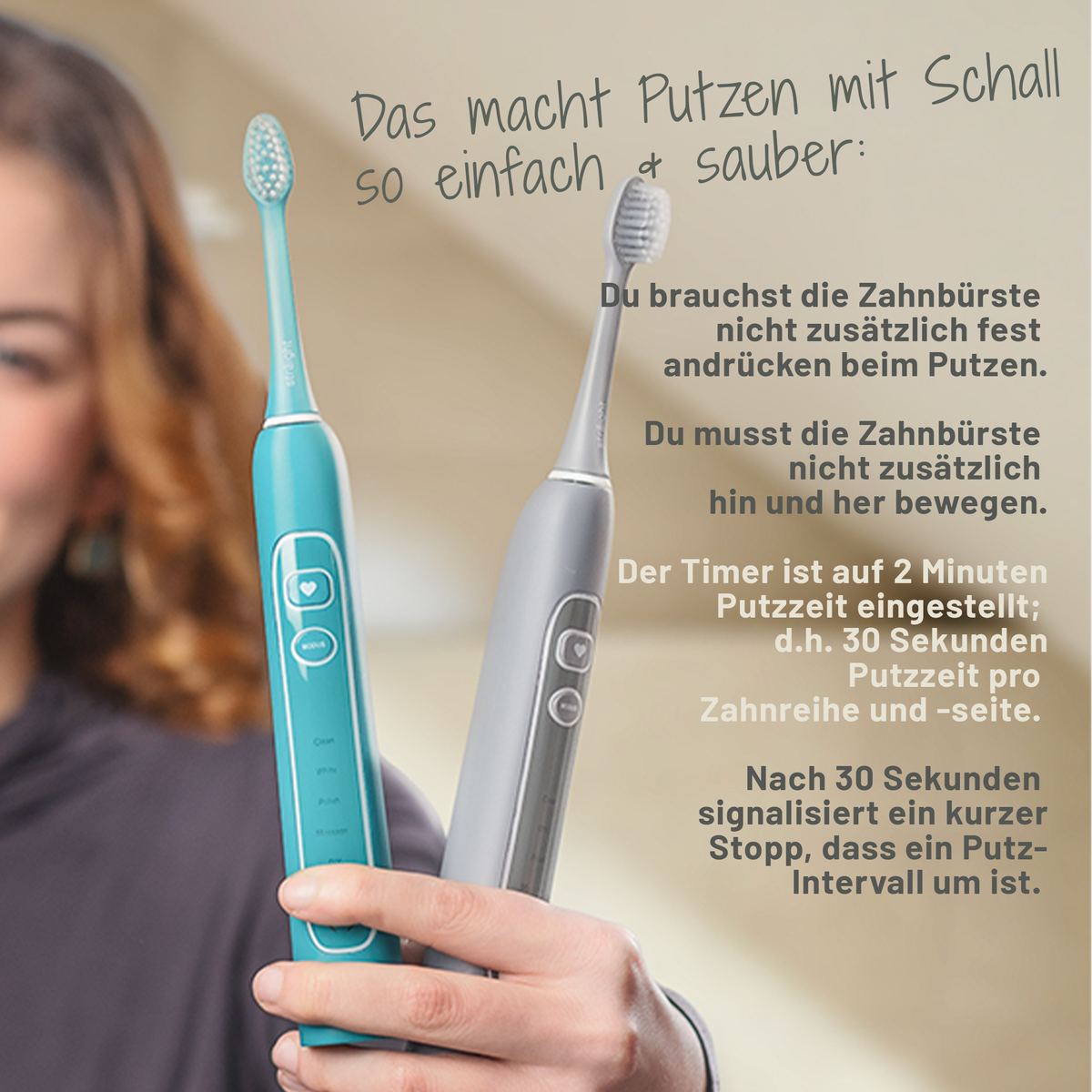 Eine junge Frau hält zwei sträight Schallzahnbürsten prominent in den Bildvordergrund.