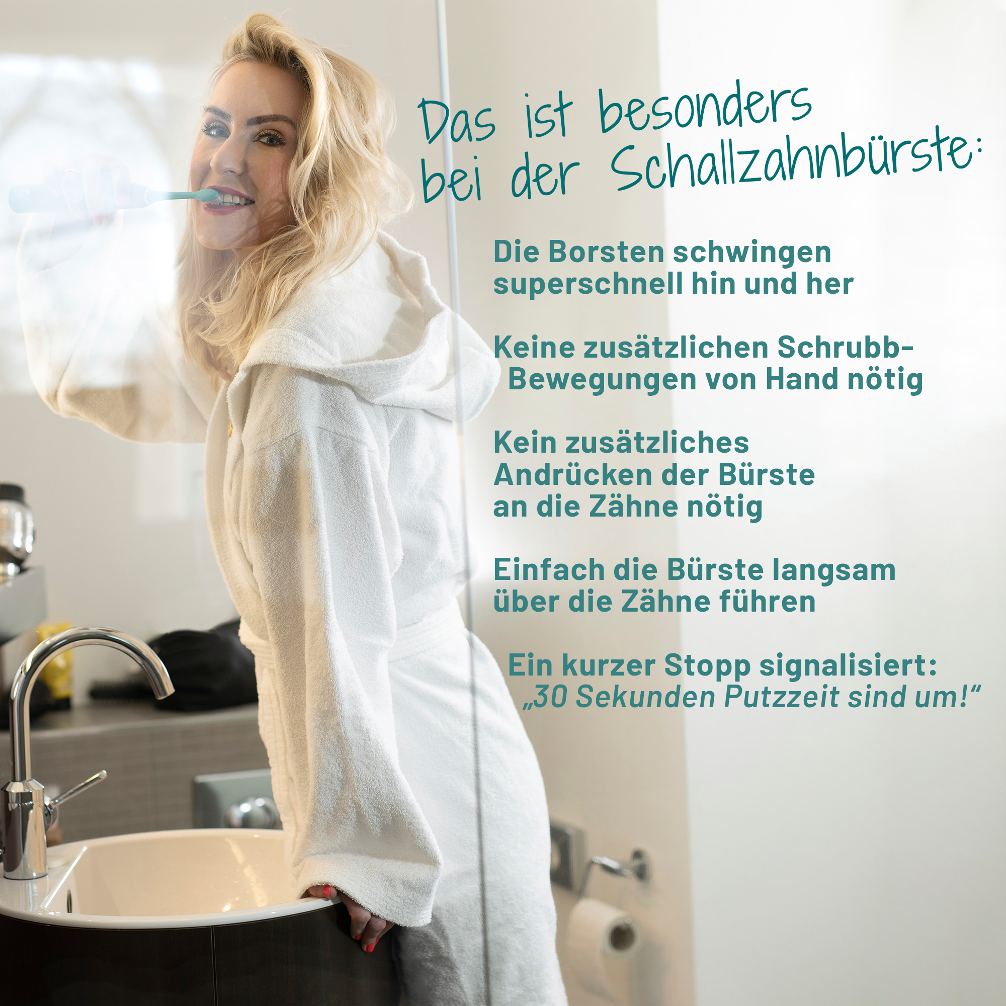 Eine junge, blonde Frau in weißem Bademantel steht an einem Waschbecken im Badezimmer, schaut in die Kamera und putzt sich lächelnd die Zähne mit der sträight Schallzahnbürste.
