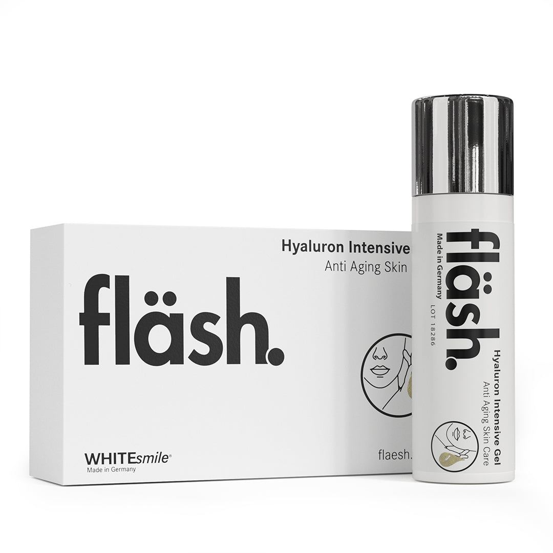 Ein Spender fläsh Hyaluron Gel und der liegende Produktkarton stehen auf weissem Hintergrund. Der Sepnder hat einen silberglänzenden Deckel.