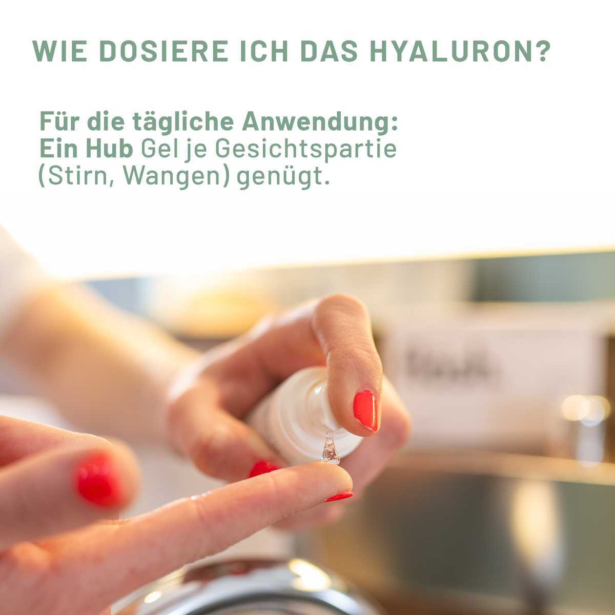Nahaufnahme: fläsh Hyaluron-Gel wird aus dem Pumpspender auf einen Finger dosiert. Für die tägliche Anwendung genügt ein Hub je Gesichtspartie, etwa Stirn oder Wangen.