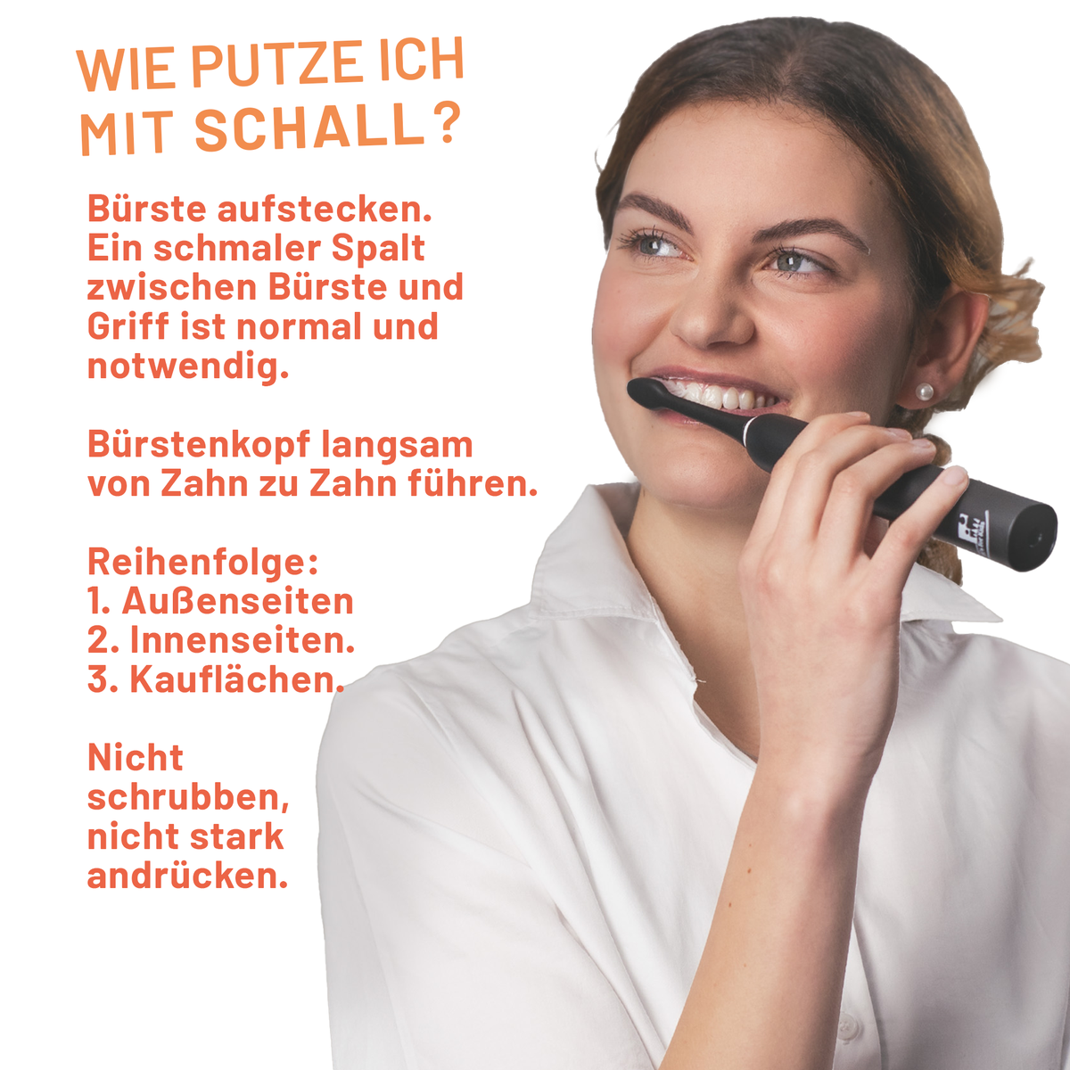 Frau putzt mit der schwarzen sträight Schallzahnbürste. Anleitung: langsam von Zahn zu Zahn über Außen-, Innen- und Kauflächen führen; nicht schrubben oder stark drücken.