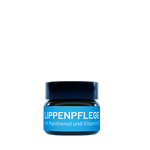 Ein Glastiegel bluedenta cäre Lippenpflege auf transparentem Hintergrund.  