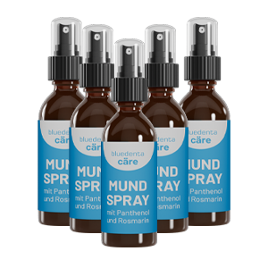 Fünf Sprühflaschen bluedenta cäre Mundspray auf transparentem Hintergrund.  