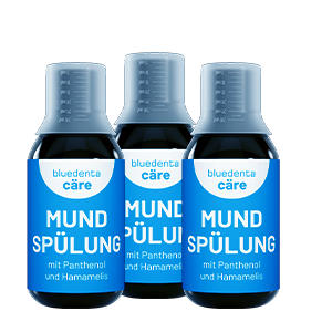 Drei Flaschen bluedenta cäre Mundspülung auf transparentem Hintergrund.  