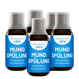 Fünf Flaschen bluedenta cäre Mundspülung auf transparentem Hintergrund.  