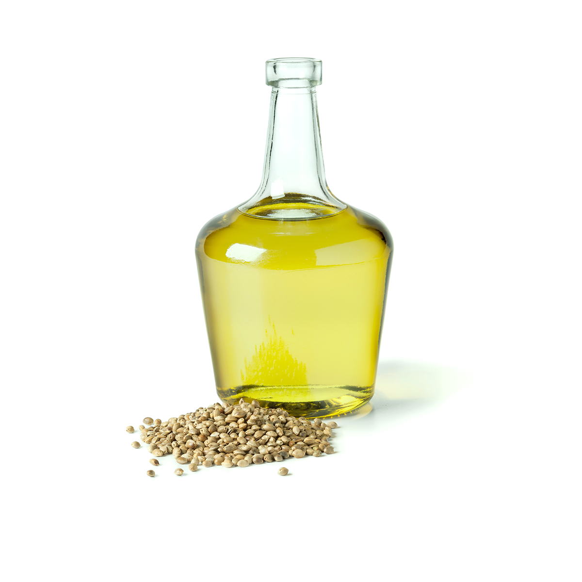 Eine mit hellgrünem Pflanzenöl gefüllte Glasflasche, davor liegend Hanfsamen,  auf weissem Hintergrund.