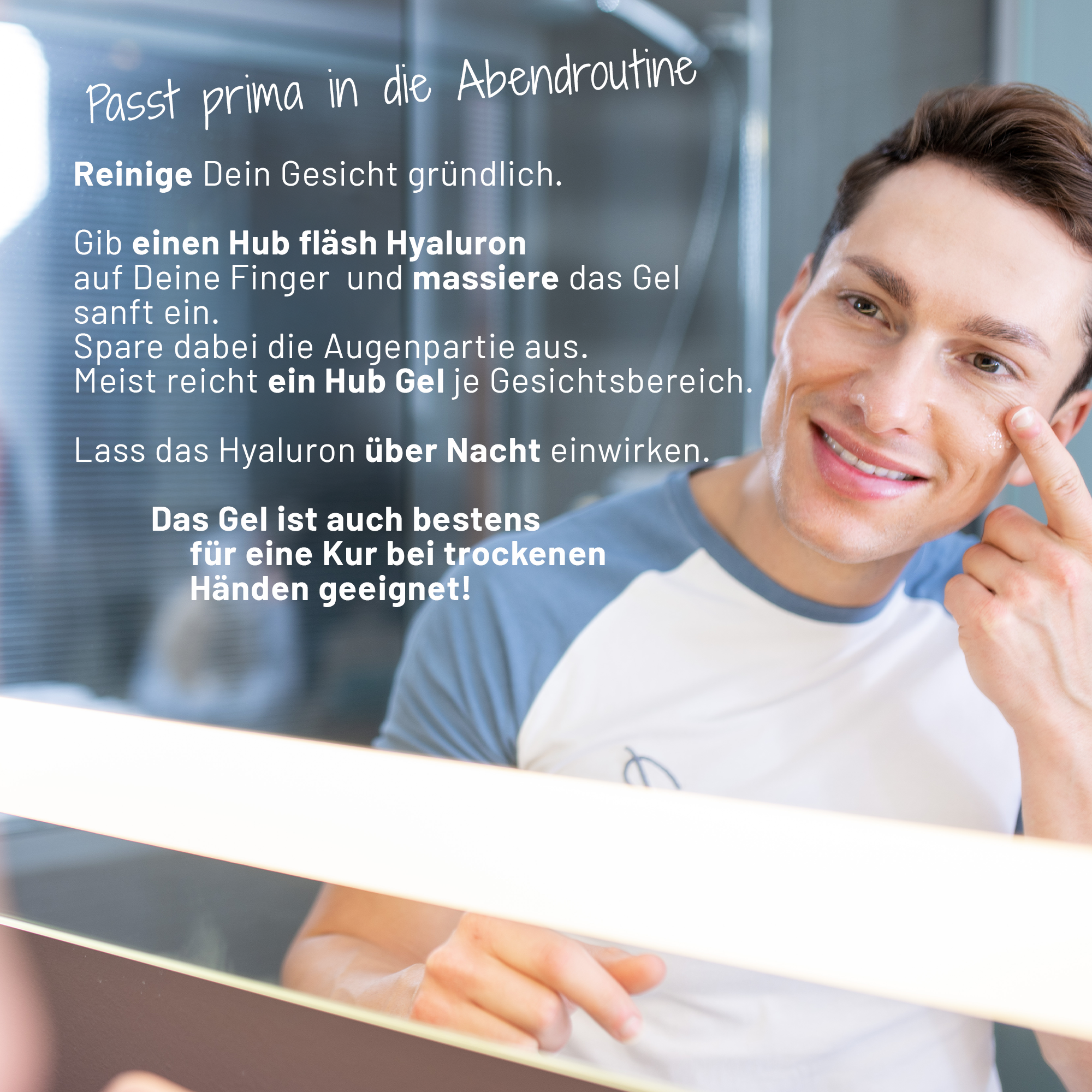 Ein junger, dunkelhaariger  Mann im Tshirt bei der abendlichen Pflegeroutine vor dem Badezimmerspiegel. Er tupft sich fläsh Hyalurongel auf die linke Wange.