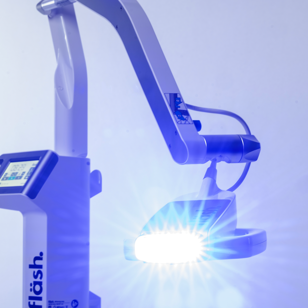 Die Bleachinglampe von fläsh leuchtet blau in die Kamera.