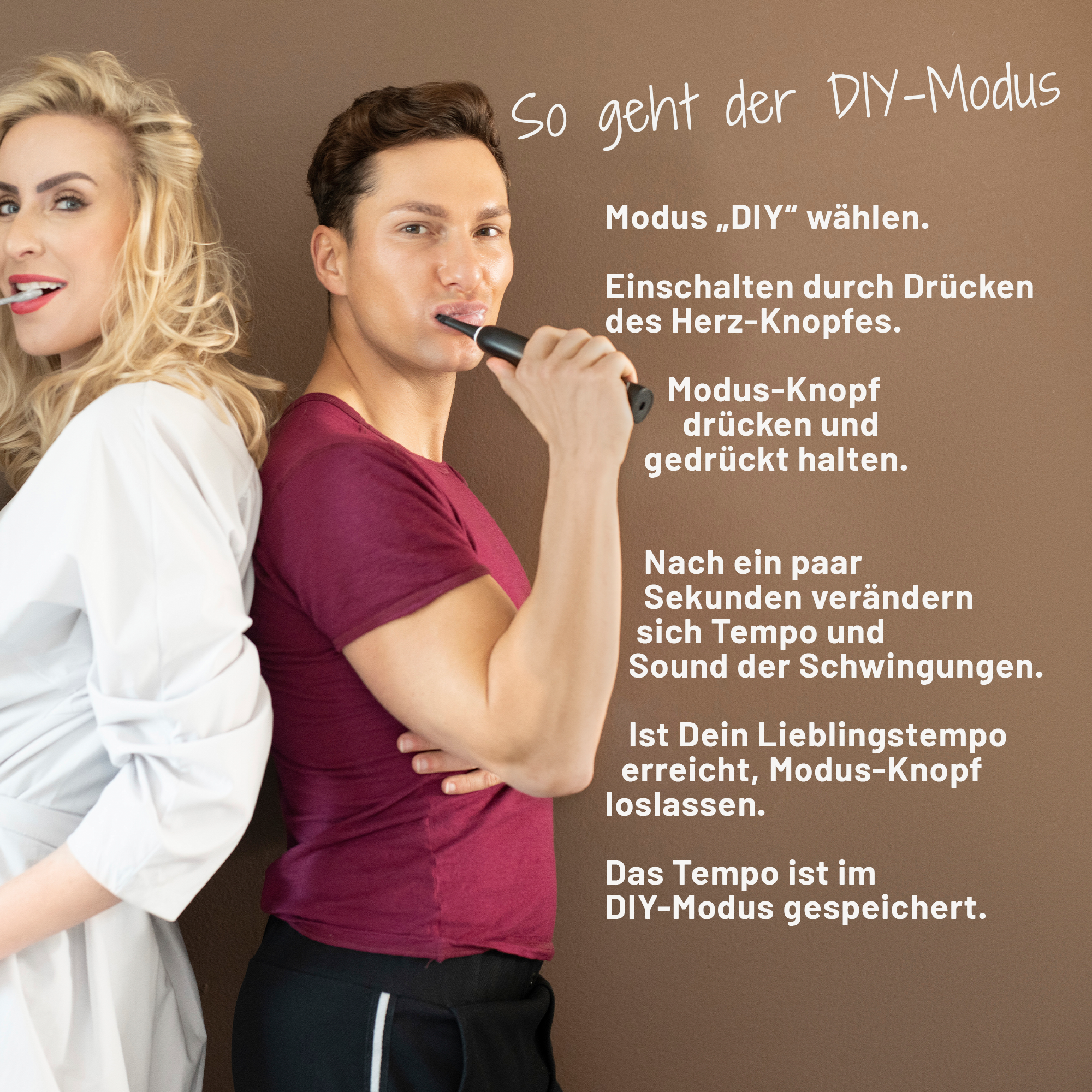 Eine junge, blonde Frau in weißem Bademantel und ein junger Mann in rotem Tshirt und schwarzer Jogginghose stehen Rücken an Rücken. Beide putzen sich lächelnd die Zähne mit der sträight Schallzahnbürste. 